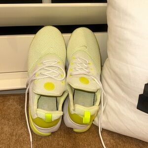Nike tennis shoe - tennis yellow